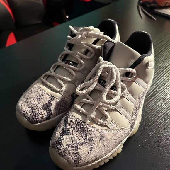 AIR JORDAN 11 RETRO LOW LE - Picture 4 of 5